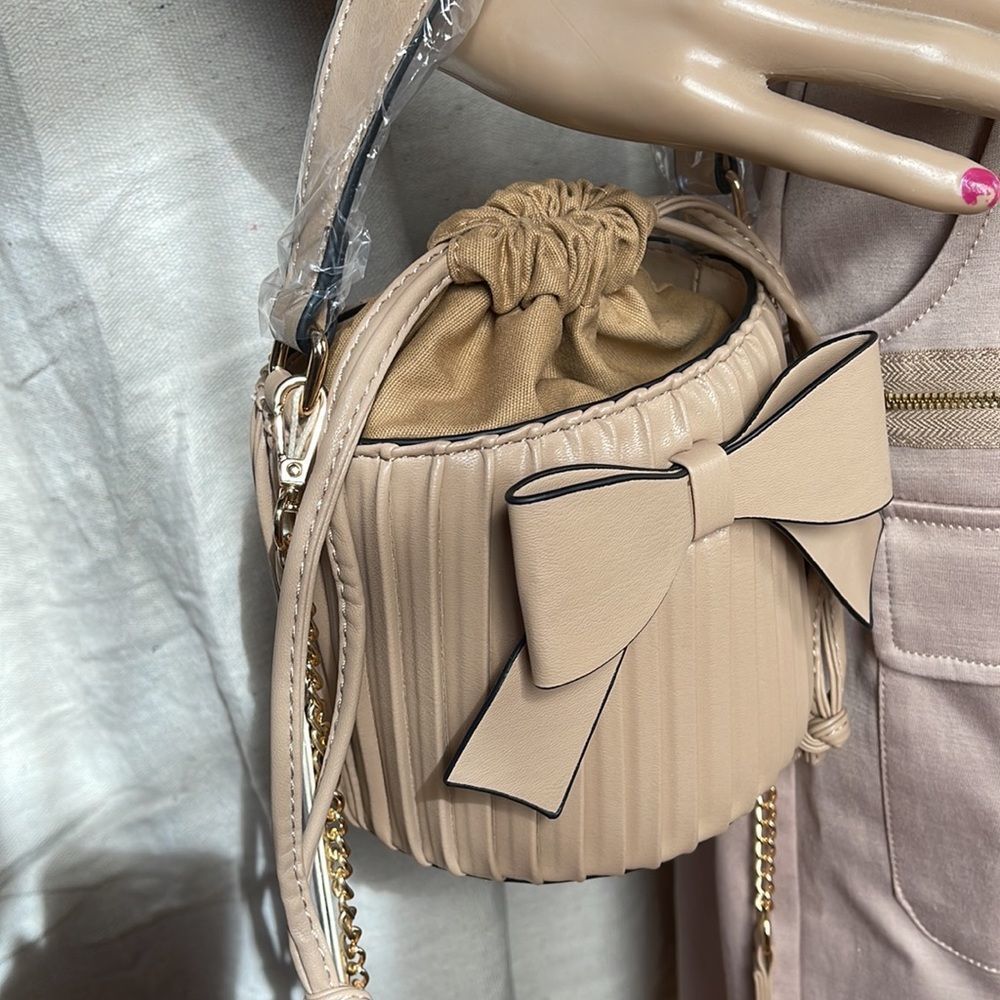 Adorable tan pleated crossbody bucket bag. - Picture 7 of 8